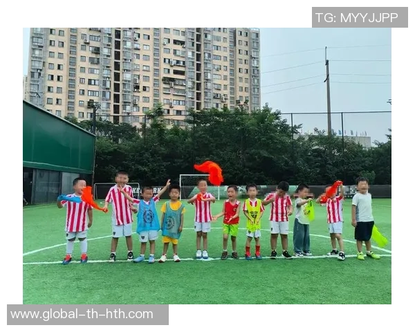 女生踢足球精彩瞬间集锦展现青春活力与团队精神 女生踢足球精彩瞬间集锦展现青春活力与团队精神